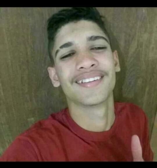 Jovem morre ao colidir moto com caminhão no Bairro Brasília, em Guanambi.