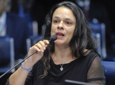 Janaína Paschoal pede que Bolsonaro renuncie e ceda cargo a Mourão.