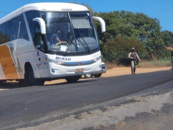 Polícia impede entrada de ônibus em Bom Jesus da Lapa, coletivo foi escoltado até Goiás.