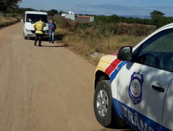 Van que transportava passageiros para Malhada é interceptada em Guanambi.