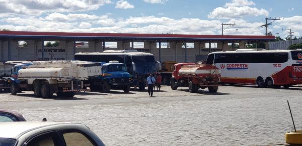 Fiscais da AGERBA e Policia Militar apreendem 04 veículos clandestinos de transporte de passageiros  em Guanambi.