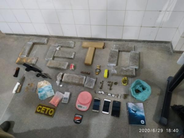 Guanambi: Polícia Militar apreende 13 kg de maconha, 03 armas de fogo e 120 comprimidos de LSD.