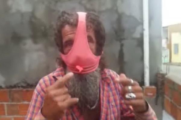 Homem é expulso de posto de saúde após usar calcinha como máscara na Bahia.