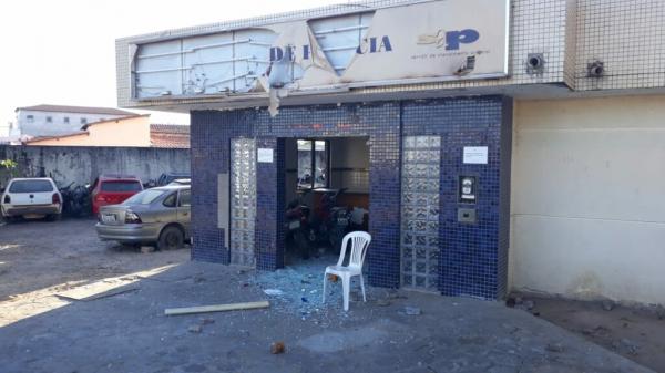 Homem quebra porta e invade delegacia em Carinhanha.