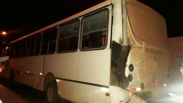 Ônibus bate em residências na cidade de Guanambi.