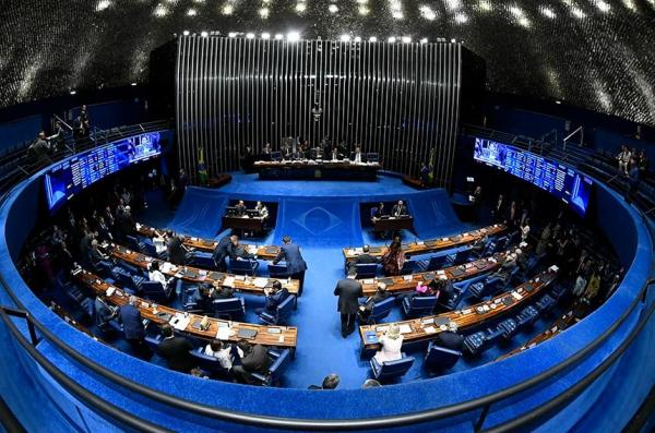 Senado aprova projeto que suspende pagamentos de empréstimos consignados.