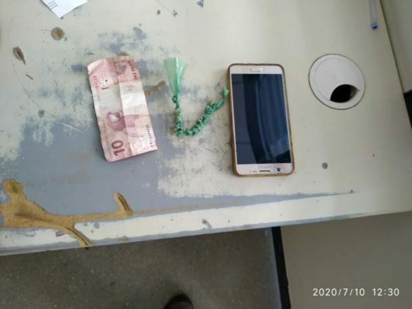 Adolescente é apreendida com 14 pedras de crack em Guanambi.