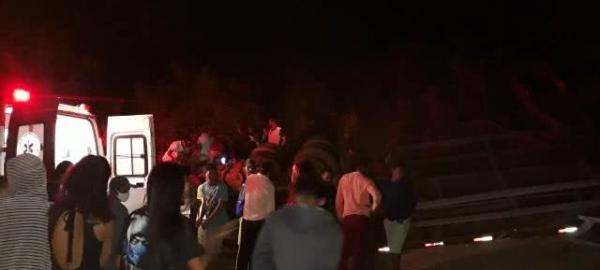 Carreta tomba na BA-611 e deixa duas pessoas feridas em Caetité.