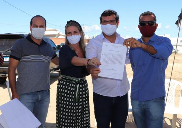 Deputada participa de lançamento da Pedra Fundamental do Hospital Municipal de Guanambi.
