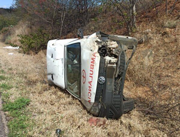 Duas pessoas morrem em acidente com ambulância de Livramento de Nossa Senhora.