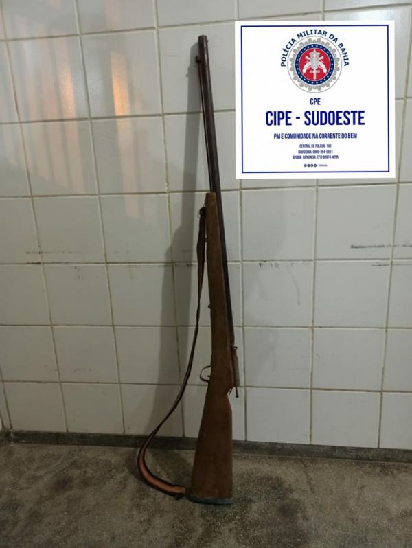 Homem é preso por posse ilegal de arma e ameaças na zona rural de Pindaí.