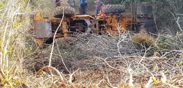 Pá carregadeira tomba e deixa operador ferido em Caculé.
