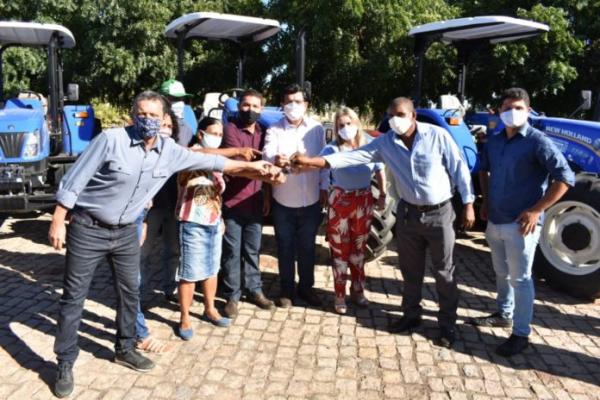 Prefeito Jairo Magalhães participa de entrega de tratores para associações rurais da região do baixio.  