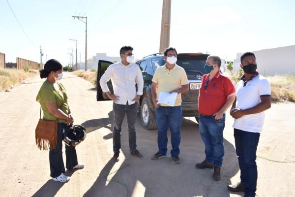 Prefeitura de Guanambi leva água potável para comunidades rurais.