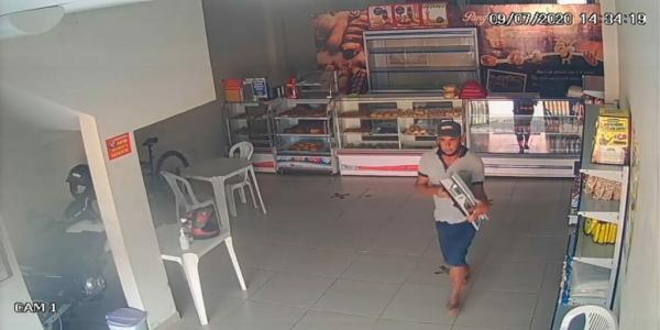 Suspeito de furtar balança em padaria é preso pela Polícia Militar.
