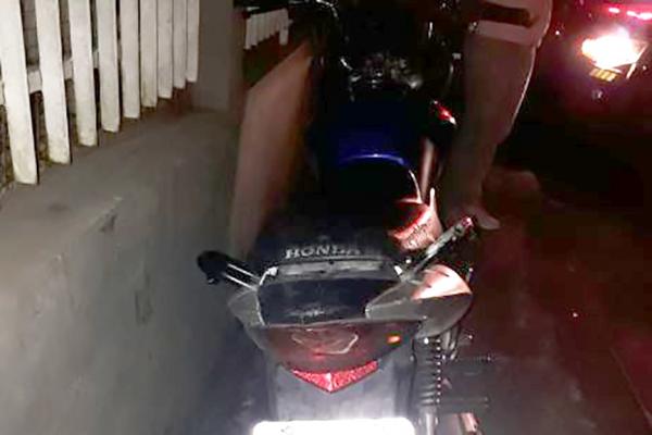 Colisão entre moto e carro deixa duas pessoas feridas na BR-30 em Palmas de Monte Alto.