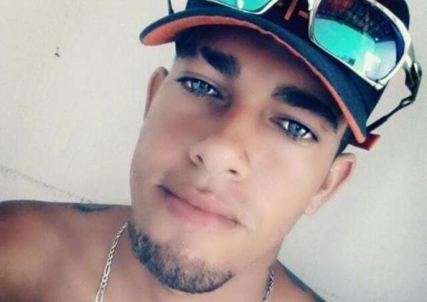 Jovem fica gravemente ferido após acidente no centro de Caetité.