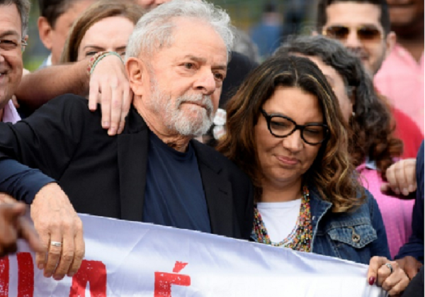 Noiva de Lula avança em preparativos para casamento e pede dicas sobre vestidos.