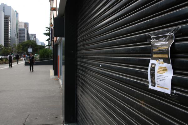 Pandemia levou ao fechamento de 135 mil lojas no País, diz CNC.