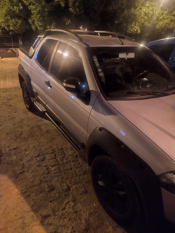 Polícia Militar apreende veículo clonado com restrição de roubo.