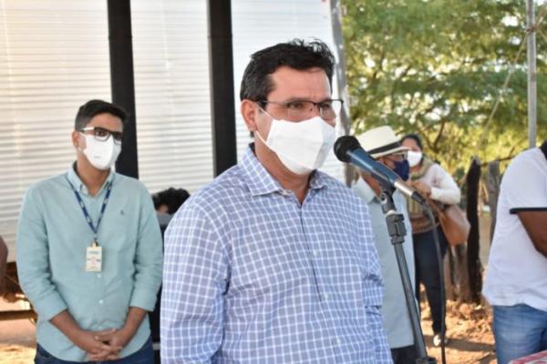Prefeito Jairo Magalhães assina ordem de serviço para início de obras de sistema de água em comunidade rural. 