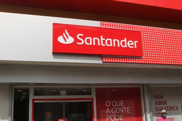 Santander inaugura agência em Guanambi.