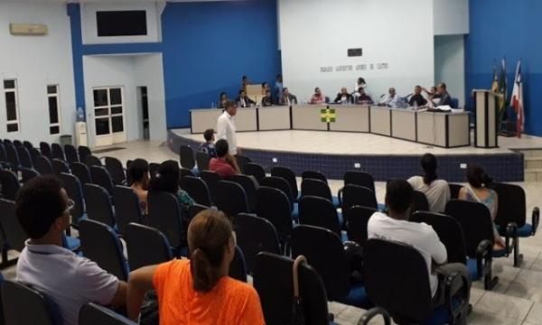 Sob forte esquema de segurança vereador assume a presidência da Câmara de Carinhanha.
