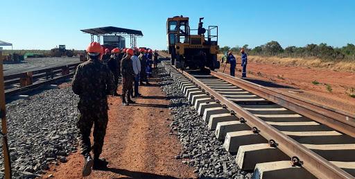 Bolsonaro viaja para Bahia e entrega obra de ferrovia Oeste-Leste ao Exército.