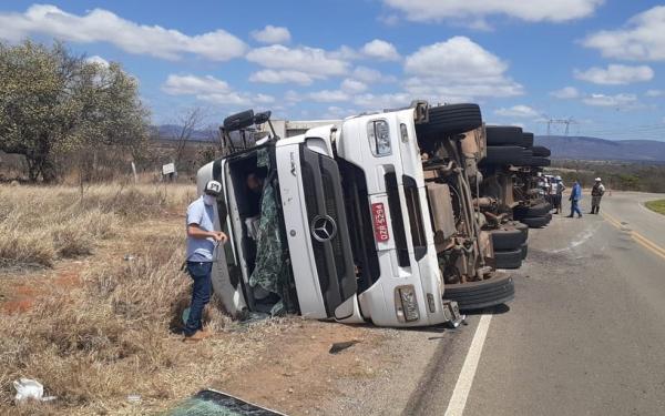 Caminhão que transportava cavalos tomba e deixa feridos no sudoeste da Bahia; nove animais morreram.