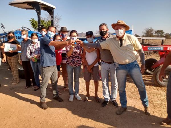 Deputado Charles Fernandes entrega trator agrícola para comunidades rurais em Guanambi.