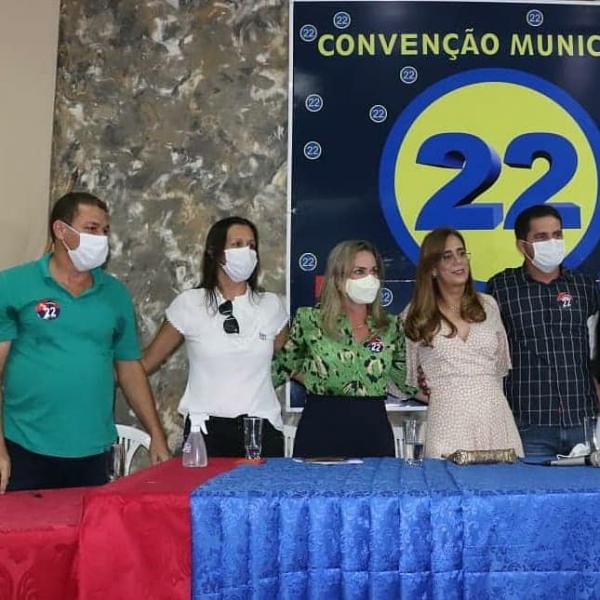 Ivana Bastos marcha ao lado de Luciana Muniz em Sebastião Laranjeiras.