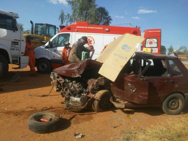 Motorista perde controle da direção e bate contra carro na BR-030 em Palmas de Monte Alto.