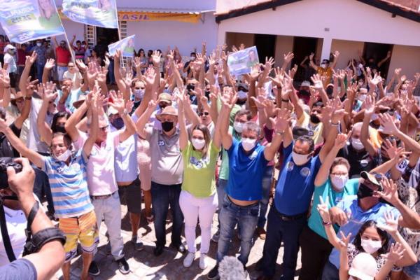 Com grande presença popular, Nilo, Nal e Míria Paes firmam compromisso de trabalho com a população de Morrinhos.