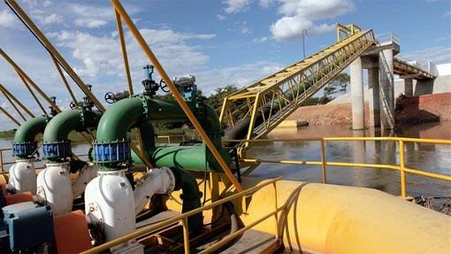 Embasa interrompe fornecimento em Guanambi e outras localidades devido a vazamento na Adutora do Algodão.