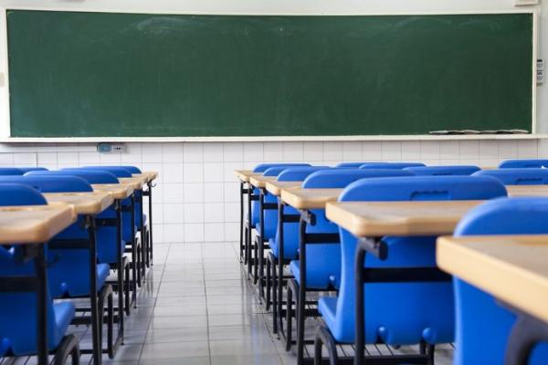 Estado decreta férias coletivas para professores da rede estadual de ensino a partir de terça-feira (3).