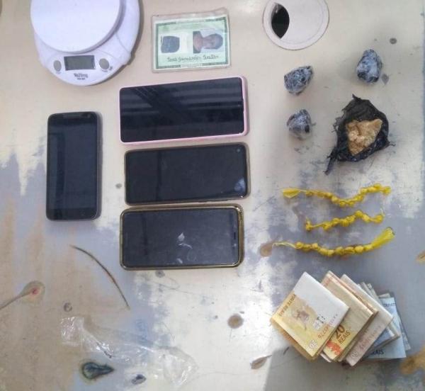 Homem suspeito de tráfico de drogas é preso em Guanambi.