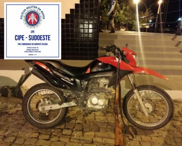 Motocicleta é apreendida na zona rural de Palmas Monte Alto.