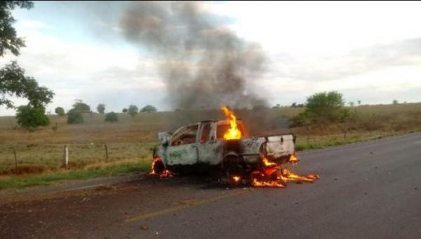 Motorista morre após carro bater em árvore e pegar fogo em Carinhanha.