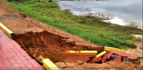 Parte de obra recém-inaugurada pela Prefeitura de Guanambi na lagoa de Mutãs é destruída pela chuva.