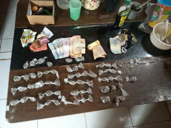 Polícia Militar apreende adolescente com drogas em Guanambi.