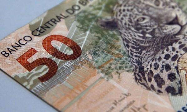 Bolsonaro confirma aumento do salário-mínimo para R$ 1.100.