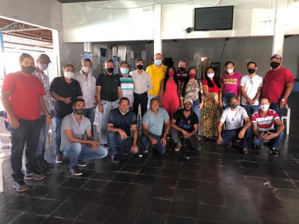 Deputado Charles Fernandes se reúne com lideranças de São Félix do Coribe.