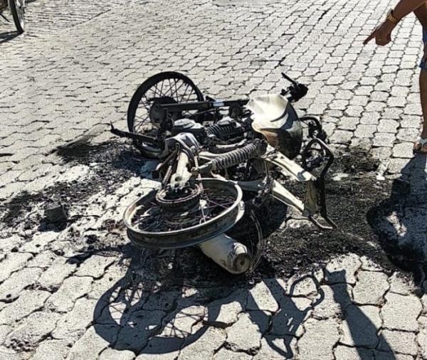 Motocicleta é incendiada em Guanambi neste sábado.