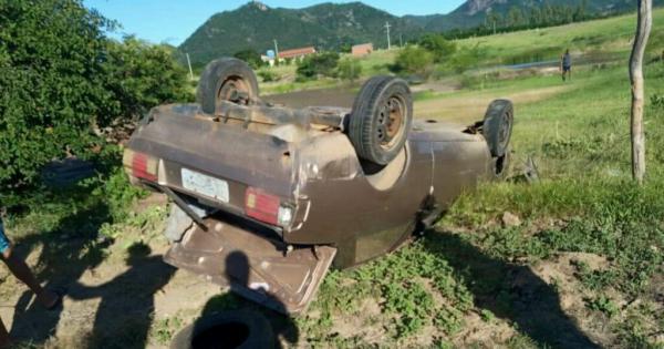 Motorista perde controle da direção e capota carro na BR-122 em Guanambi.
