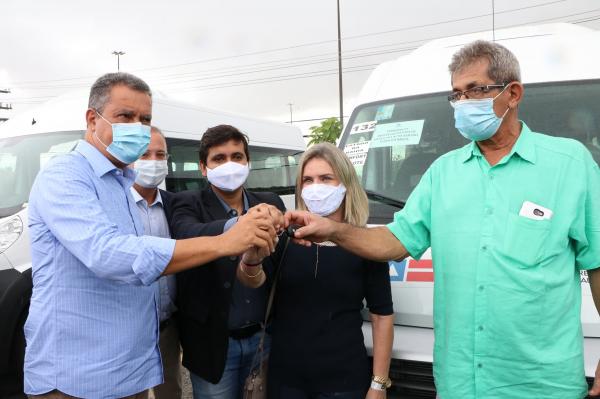 Rui Costa e Ivana Bastos entregam veículo para Feira da Mata.