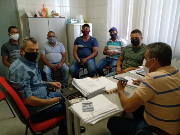 Associação de Produtores de Sebastião Laranjeiras e Urandi apresentam reivindicações ao Deputado Federal Charles Fernandes.