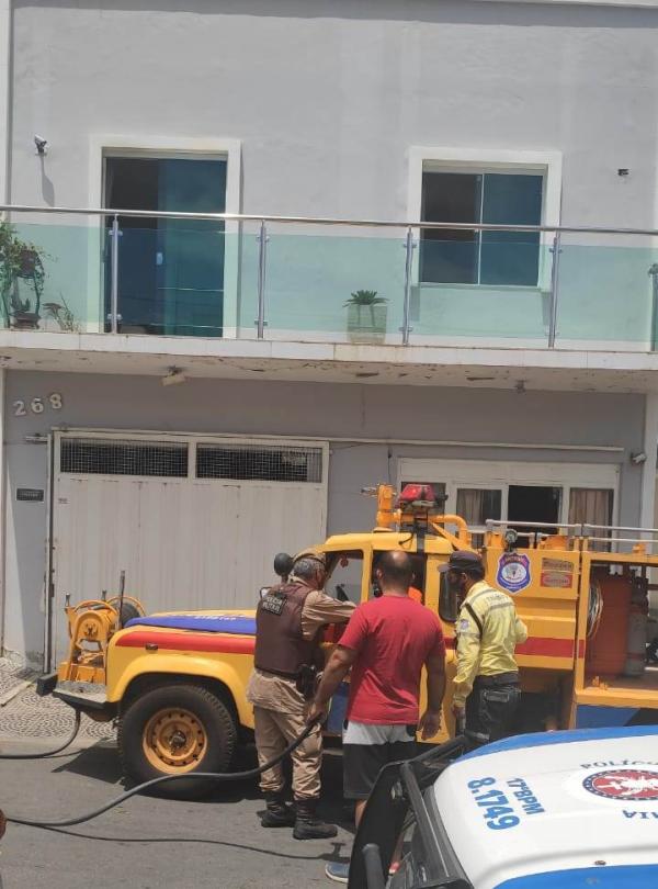 Carregador de celular pega fogo e incendeia casa em Guanambi.