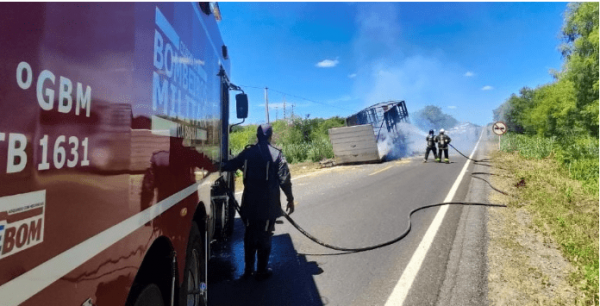Carreta pega fogo na BR-349 em Serra do Ramalho.