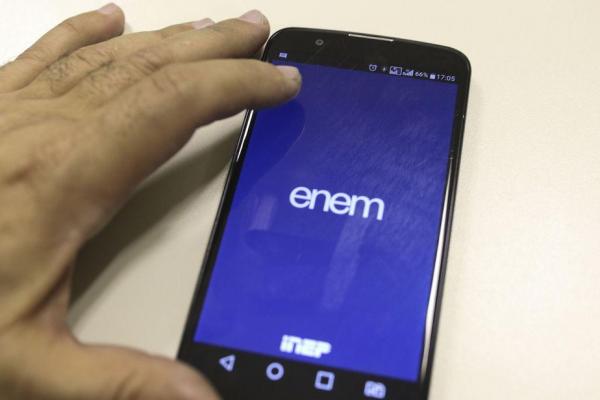 Com alta de casos de Covid-19 no país, estudantes pedem novo adiamento do Enem.