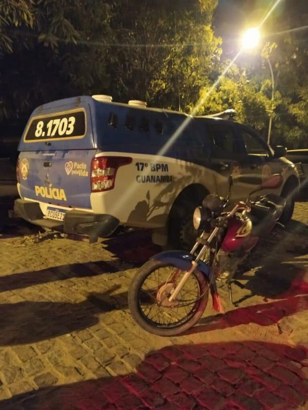 Dupla é presa com moto furtado em Guanambi.